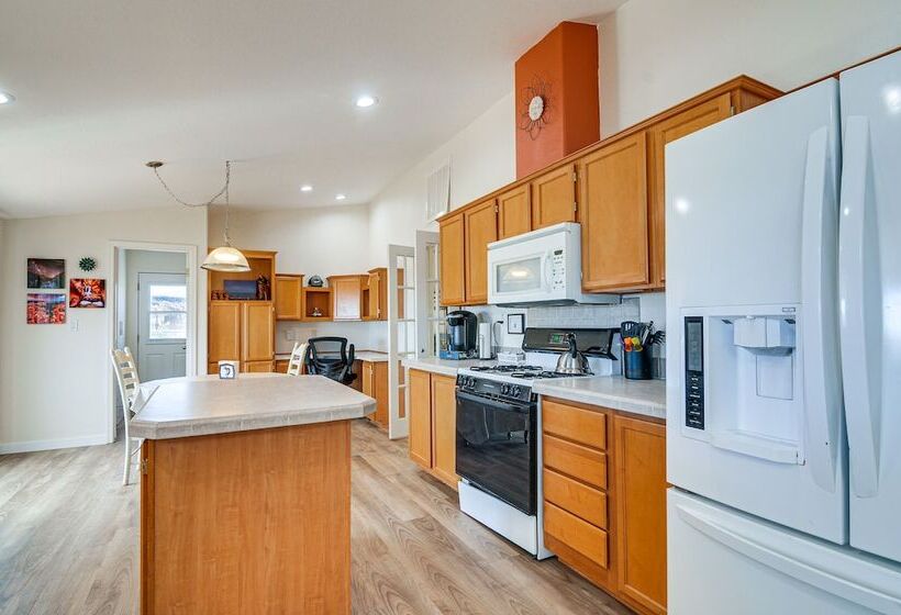 Big Water Home W/ Deck ~ 13 Mi To Lake Powell!