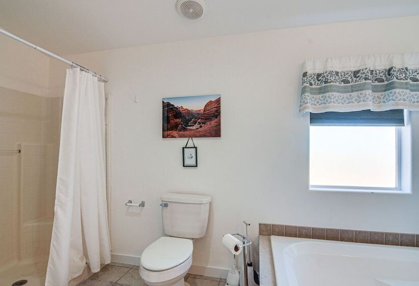 Big Water Home W/ Deck ~ 13 Mi To Lake Powell!