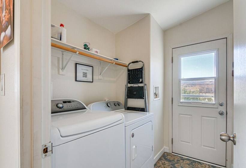 Big Water Home W/ Deck ~ 13 Mi To Lake Powell!