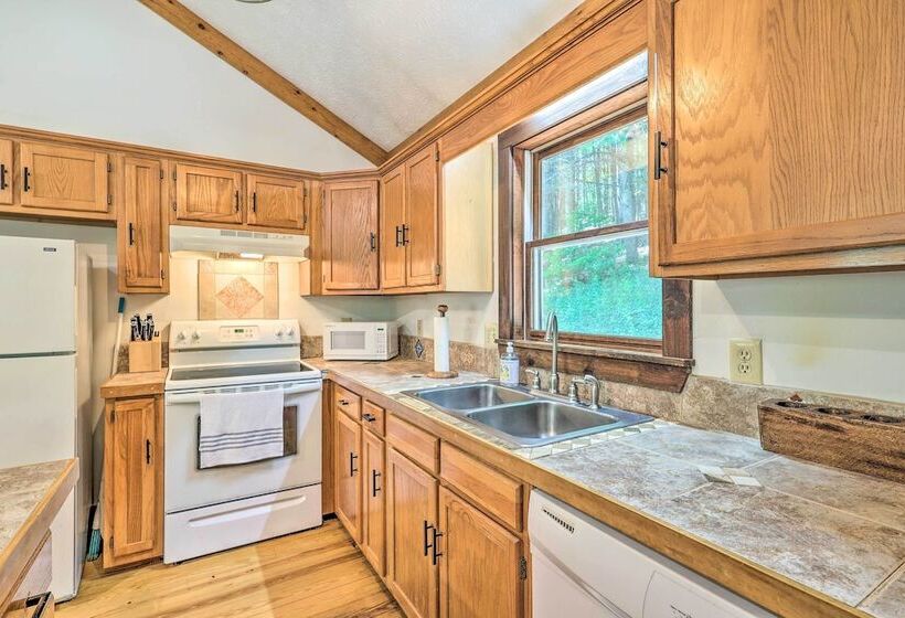 Boone Hideaway W/ Deck, Grill & Forest Views!