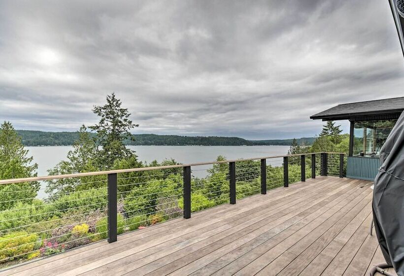 Bright & Airy Home W/ Sweeping View + Hot Tub
