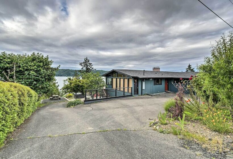 Bright & Airy Home W/ Sweeping View + Hot Tub