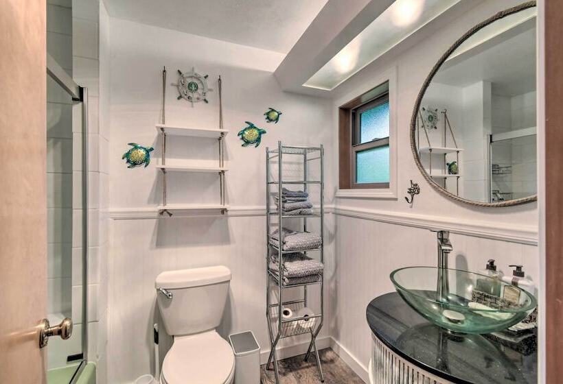 Bright & Airy Home W/ Sweeping View + Hot Tub