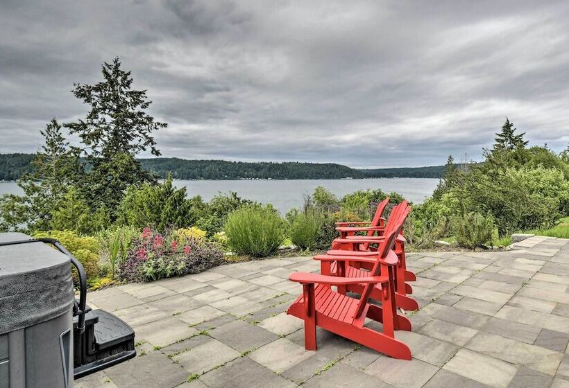 Bright & Airy Home W/ Sweeping View + Hot Tub