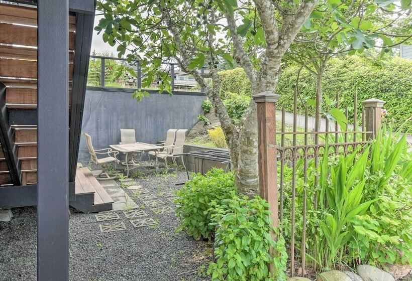 Bright & Airy Home W/ Sweeping View + Hot Tub