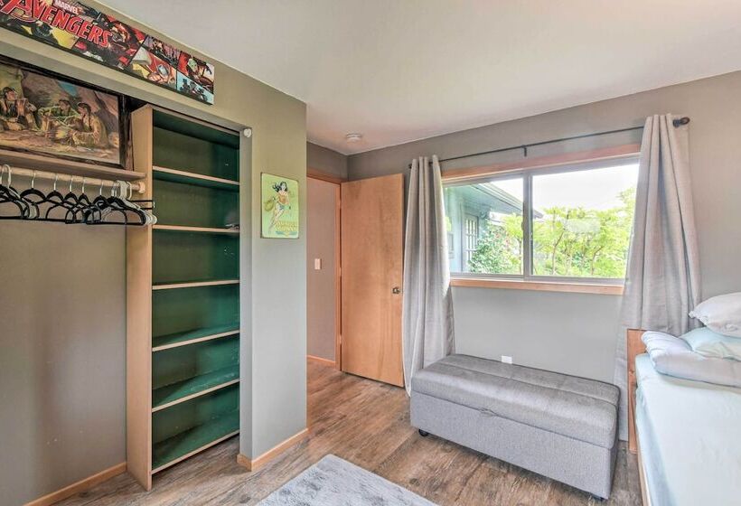 Bright & Airy Home W/ Sweeping View + Hot Tub