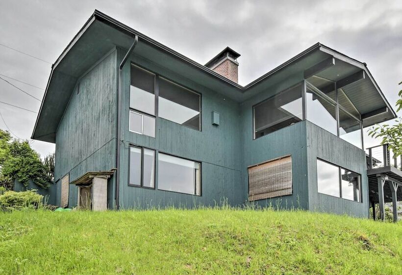 Bright & Airy Home W/ Sweeping View + Hot Tub