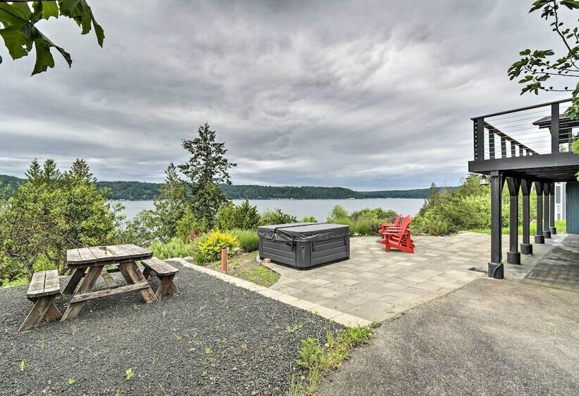 Bright & Airy Home W/ Sweeping View + Hot Tub