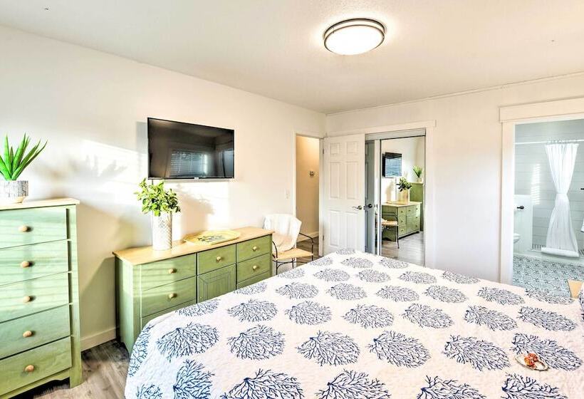 Bright Beaufort Home W/ Porch & Fire Pit!