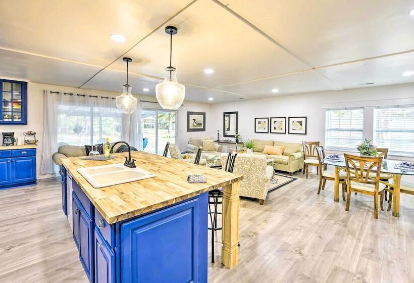 Bright Beaufort Home W/ Porch & Fire Pit!