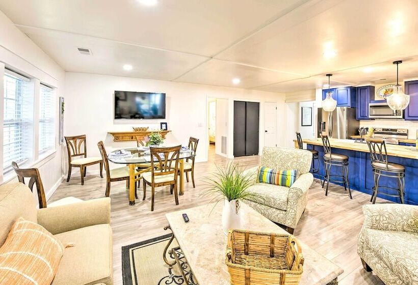 Bright Beaufort Home W/ Porch & Fire Pit!