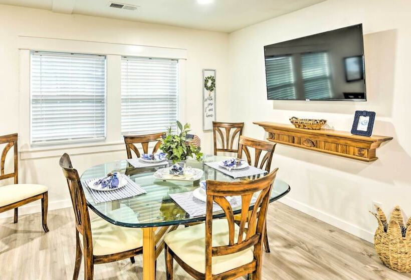Bright Beaufort Home W/ Porch & Fire Pit!