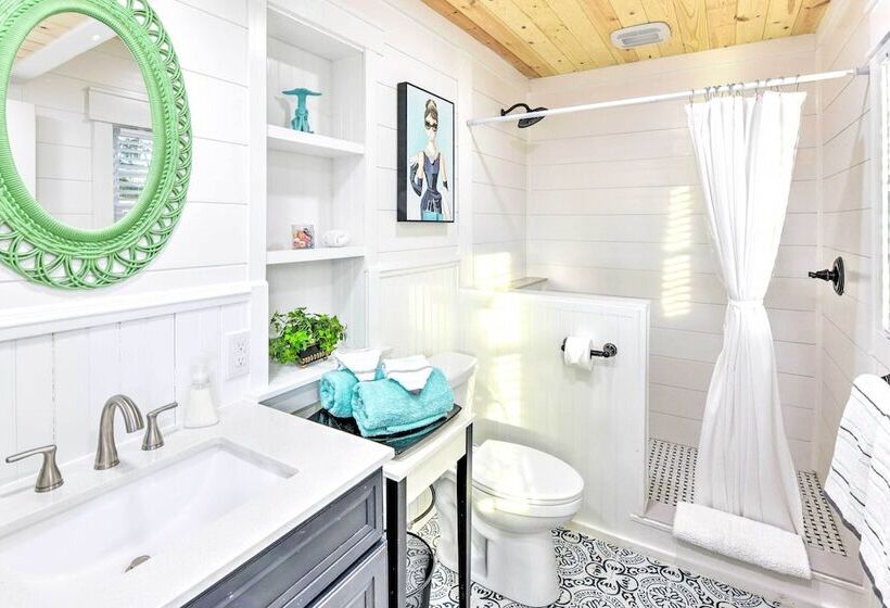 Bright Beaufort Home W/ Porch & Fire Pit!