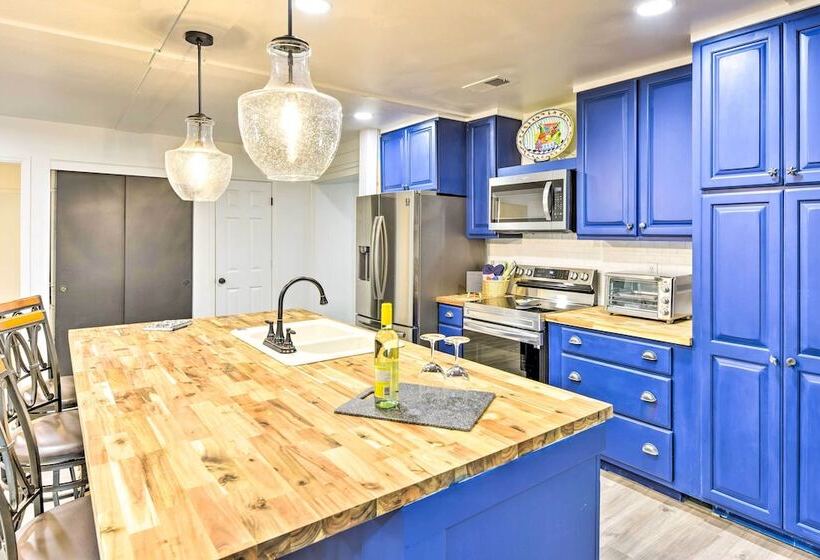 Bright Beaufort Home W/ Porch & Fire Pit!