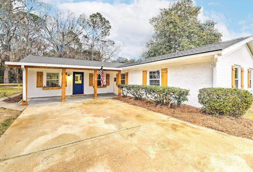 Bright Beaufort Home W/ Porch & Fire Pit!