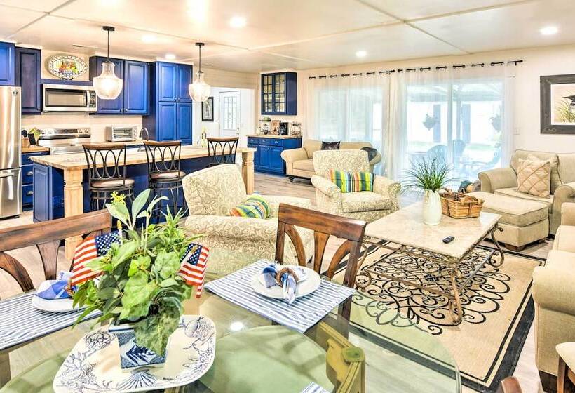 Bright Beaufort Home W/ Porch & Fire Pit!