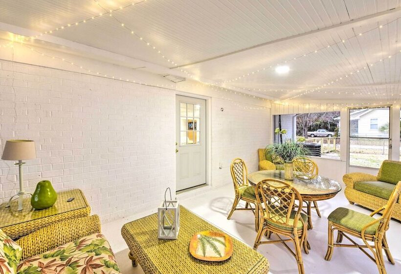 Bright Beaufort Home W/ Porch & Fire Pit!