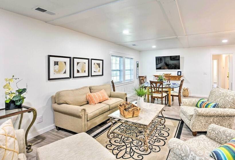 Bright Beaufort Home W/ Porch & Fire Pit!