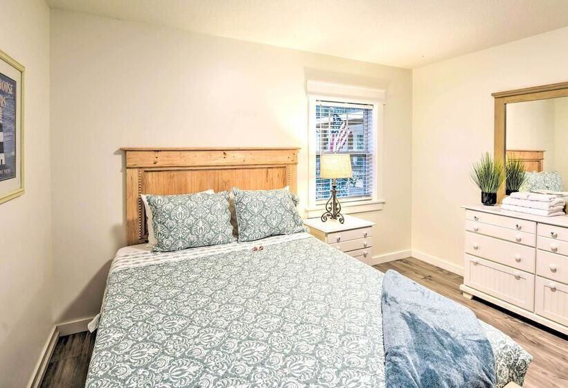 Bright Beaufort Home W/ Porch & Fire Pit!