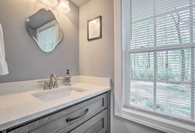 Bright Cary Home With Deck < 15 Mi To Raleigh!