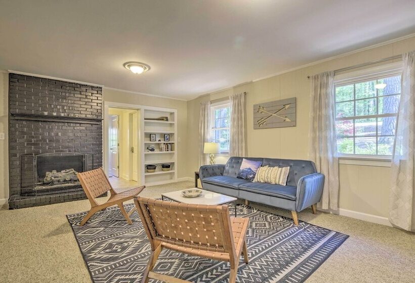 Bright Cary Home With Deck < 15 Mi To Raleigh!