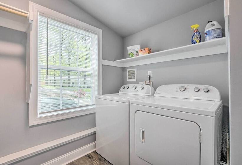 Bright Cary Home With Deck < 15 Mi To Raleigh!