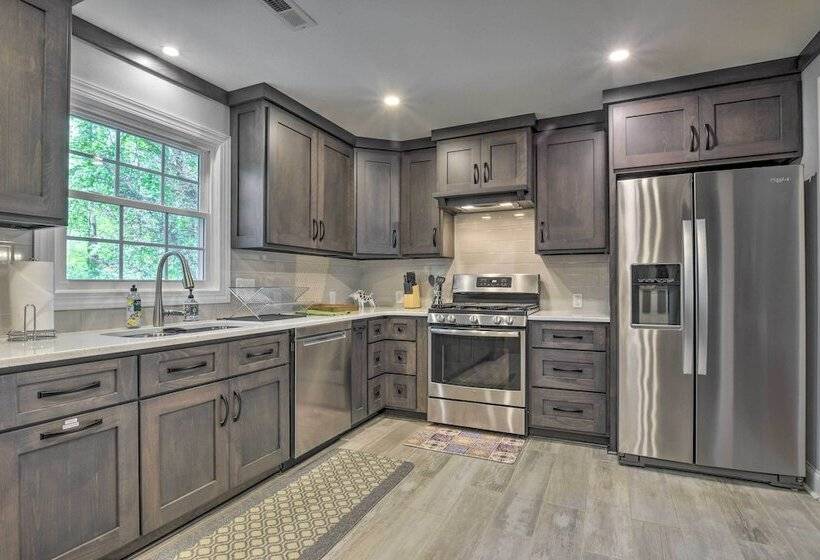 Bright Cary Home With Deck < 15 Mi To Raleigh!