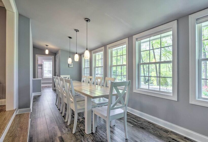 Bright Cary Home With Deck < 15 Mi To Raleigh!