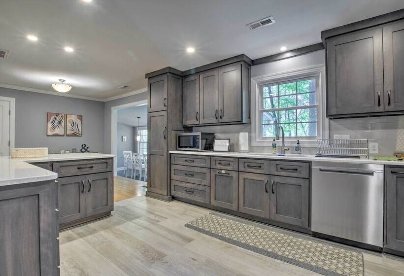 Bright Cary Home With Deck < 15 Mi To Raleigh!