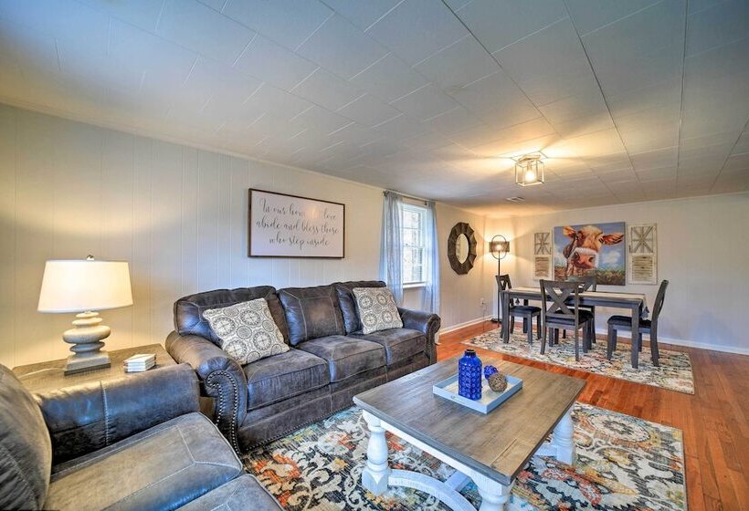 Bright Farmhouse W/ Hot Tub & Mountain View!