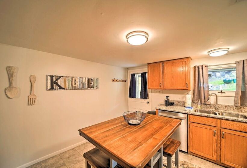 Bright Farmhouse W/ Hot Tub & Mountain View!