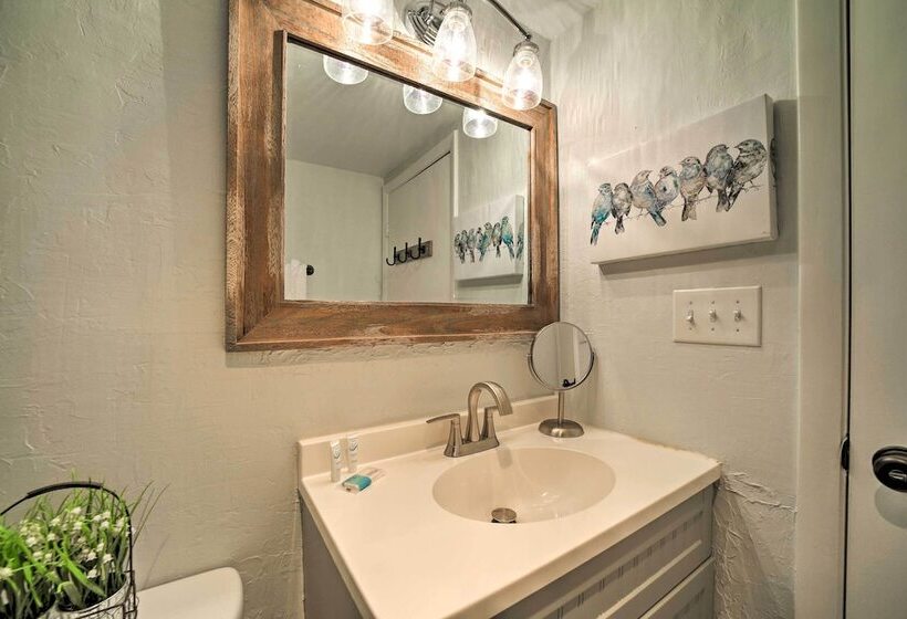 Bright Farmhouse W/ Hot Tub & Mountain View!