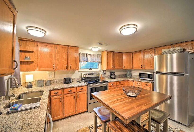 Bright Farmhouse W/ Hot Tub & Mountain View!