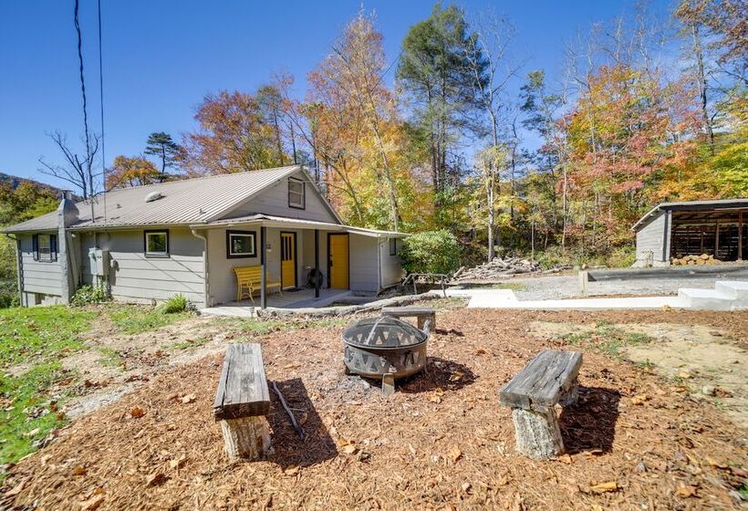 Bright Farmhouse W/ Hot Tub & Mountain View!