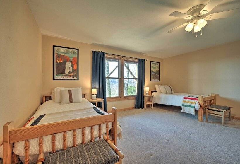Sapphire Retreat W/ Views, Fire Pit, & Lake Access