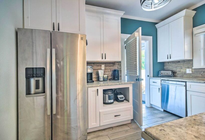 Bright St Petersburg Home W/ Pergola & Garden