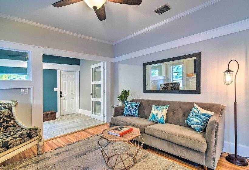 Bright St Petersburg Home W/ Pergola & Garden