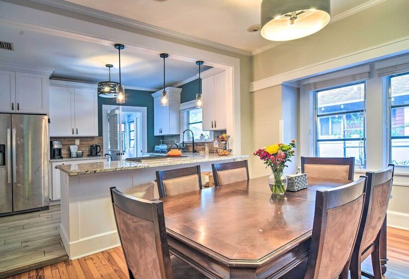 Bright St Petersburg Home W/ Pergola & Garden