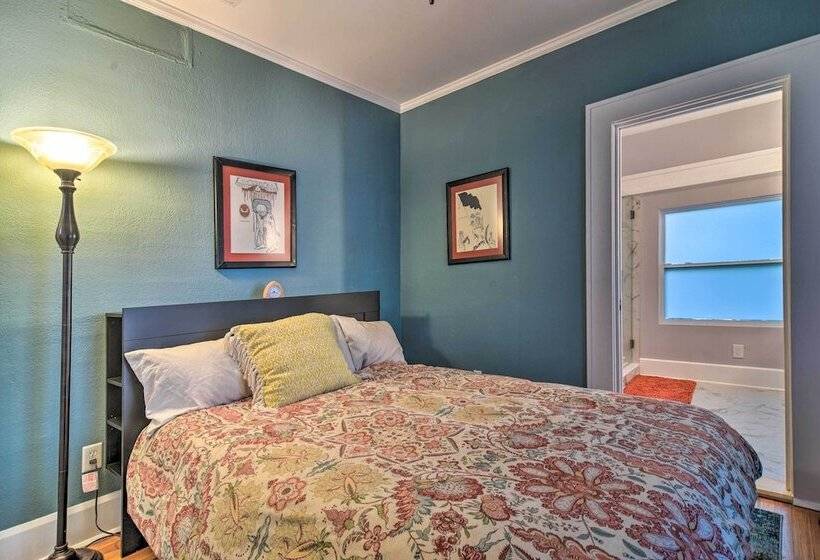 Bright St Petersburg Home W/ Pergola & Garden