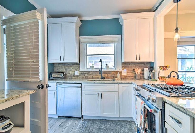 Bright St Petersburg Home W/ Pergola & Garden