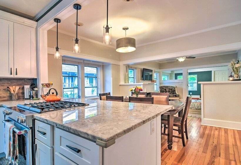 Bright St Petersburg Home W/ Pergola & Garden