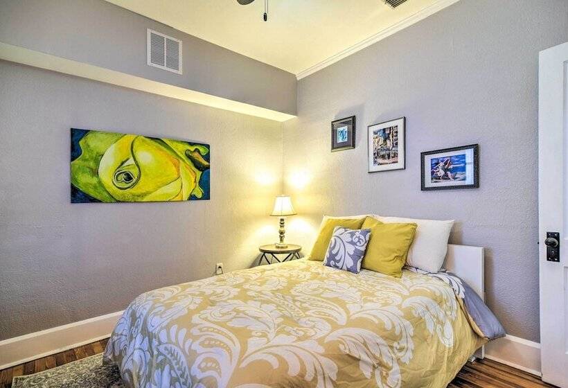 Bright St Petersburg Home W/ Pergola & Garden