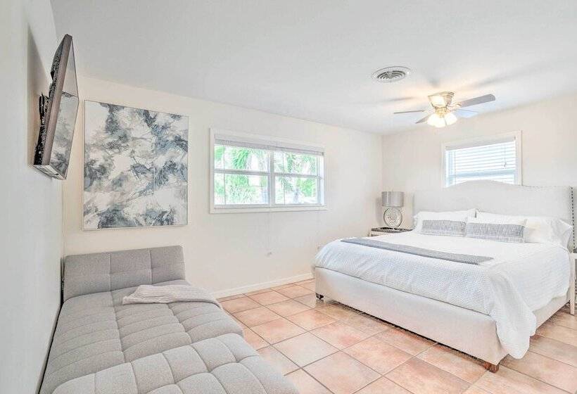 Canalfront Family Home W/ Boat Dock & Games!