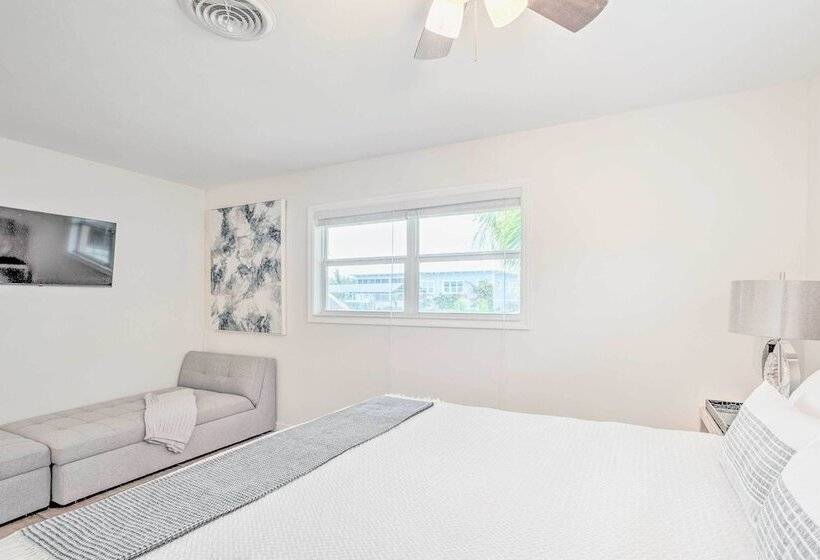 Canalfront Family Home W/ Boat Dock & Games!