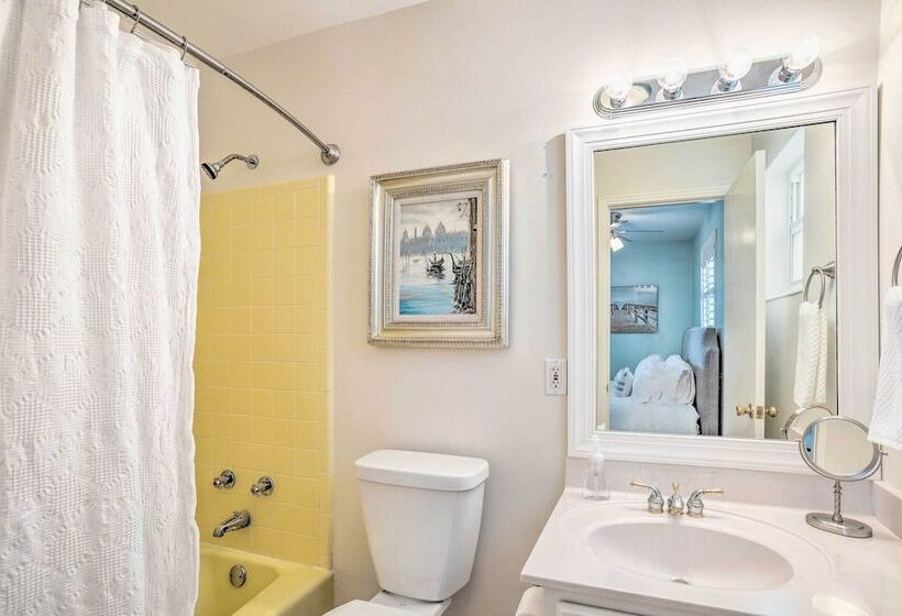 Canalfront Family Home W/ Boat Dock & Games!