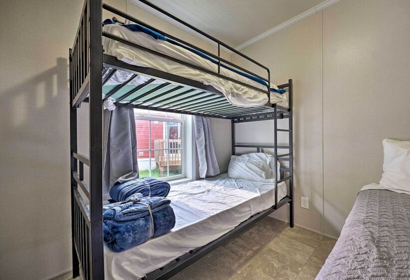 Cassopolis Cabin, Private Deck & Lake Access!