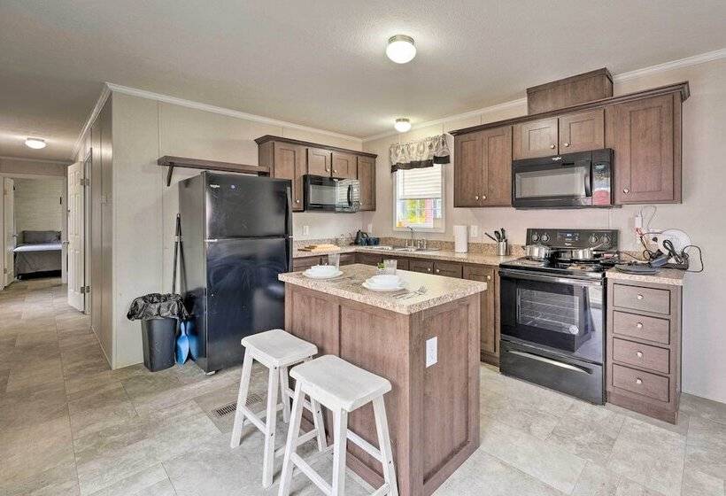 Cassopolis Cabin, Private Deck & Lake Access!