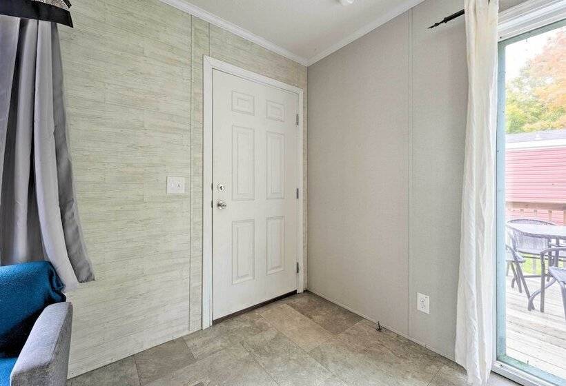 Cassopolis Cabin, Private Deck & Lake Access!