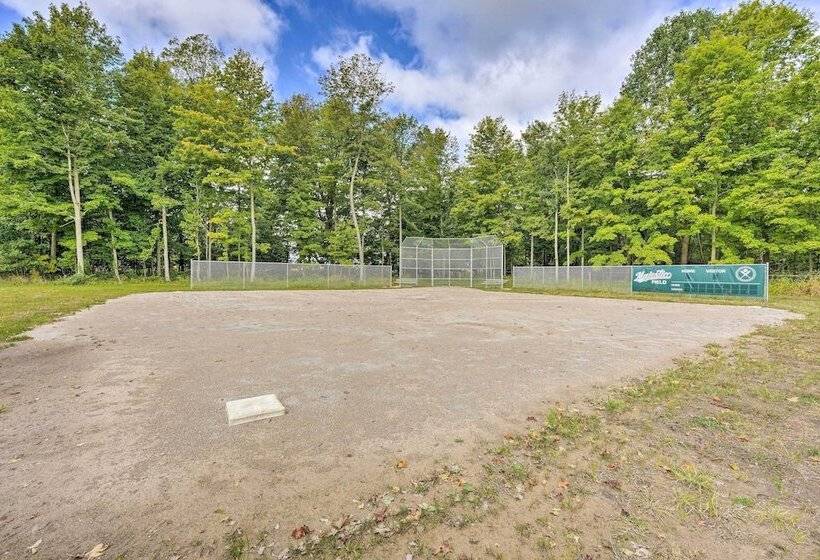 Cassopolis Cabin, Private Deck & Lake Access!