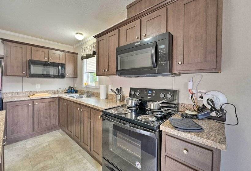 Cassopolis Cabin, Private Deck & Lake Access!